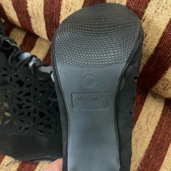NWT Madeline Stuart heels with flower design. Open toe with zipper in back. 8 - Picture 6 of 10